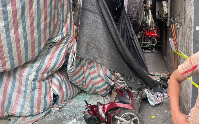 Vụ bê tông rơi trúng người đi đường ở Hà Nội: Danh tính 1 nạn nhân đã tử vong