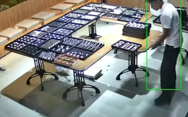 Nhân viên trẻ lỡ tay làm vỡ 30 chiếc vòng ngọc bích quý, giá 3,7 tỷ đồng, ông chủ phản ứng bất ngờ