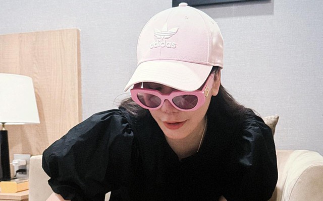 Ngoại hình nữ ca sĩ ở biệt thự 600m2, sở hữu nhà từ Nam ra Bắc, 45 tuổi kết hôn, lần đầu công khai có con