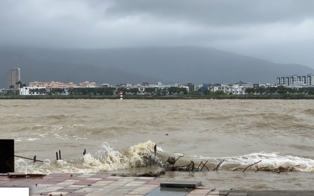 Hiện tượng lạ nước sông Hàn ở Đà Nẵng chảy ngược trước bão số 12: Vì sao?