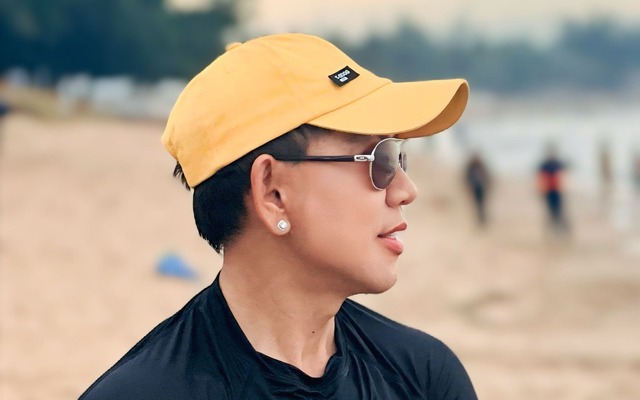 Ngoại hình nam ca sĩ U60 mới công khai bạn gái, thần thái trẻ trung hiếm thấy