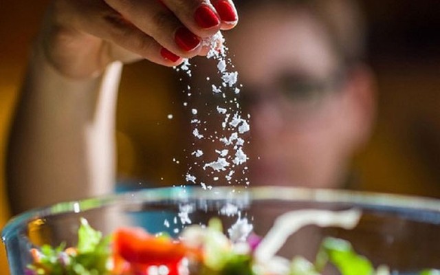 Vi nhựa len lỏi trong loại gia vị quen thuộc mà người Việt cực mê, ăn gần gấp đôi khuyến cáo