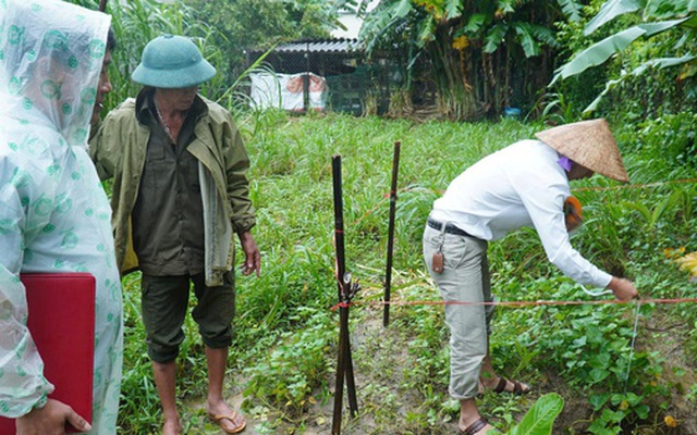 VIDEO: Xuất hiện hố sụt "không đáy" bất thường sau mưa lớn ở Quảng Trị