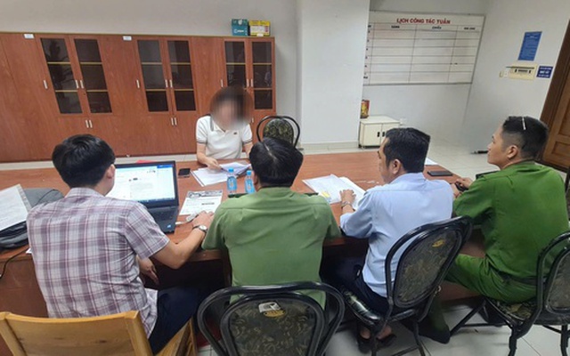 Sáu người mẫu mặc váy in logo lạ, công ty ở TP HCM bị phạt