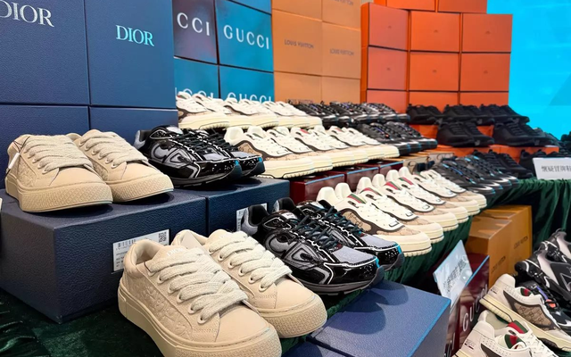 Theo dõi 2 xe tải chạy xuyên biên giới, công an triệt phá đường dây buôn bán hàng hiệu Nike, Adidas và Gucci giả, tịch thu hơn 18.000 sản phẩm trị giá 33 tỷ đồng