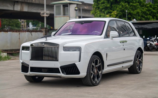Cận cảnh Rolls-Royce Cullinan Black Badge 2025 đầu tiên về Việt Nam