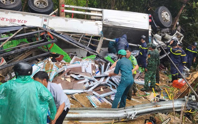 Hai vợ chồng tử vong thương tâm trong vụ lật xe trên đèo Ngọc Vin