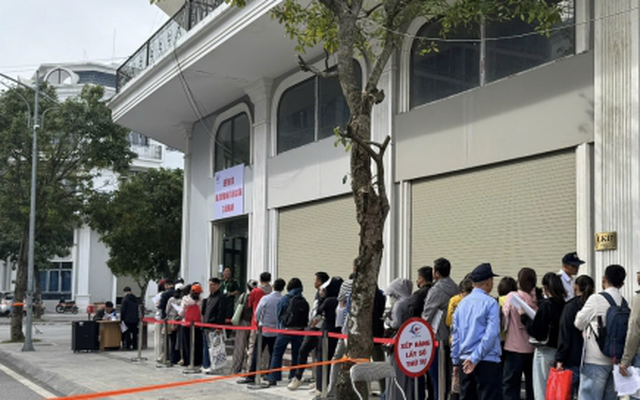 Xếp hàng từ 1h sáng chờ nộp hồ sơ mua nhà ở xã hội ngoại thành Hà Nội