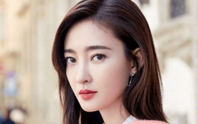 Nữ diễn viên nổi tiếng bị hàng chục người kéo đến phim trường đòi tiền