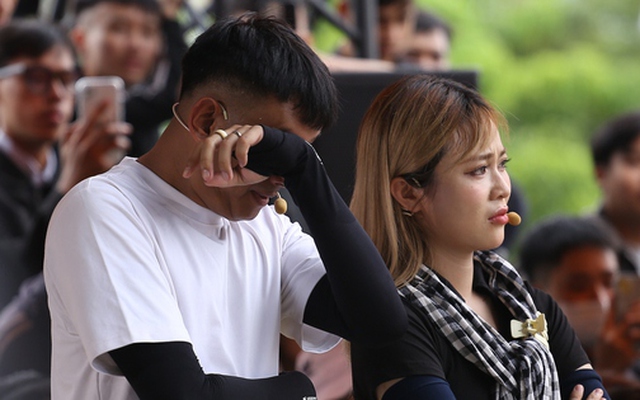 Nam diễn viên bật khóc, bỏ tiền xây nhà vệ sinh cho cô bé bị cha bỏ rơi