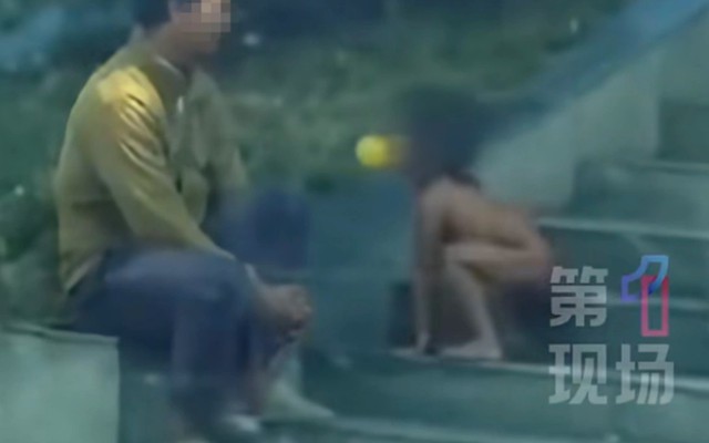 Bố cử nhân, mẹ thạc sĩ nuôi con thuận tự nhiên như người rừng: Không quần áo, đi bằng bốn chân và nhặt thức ăn