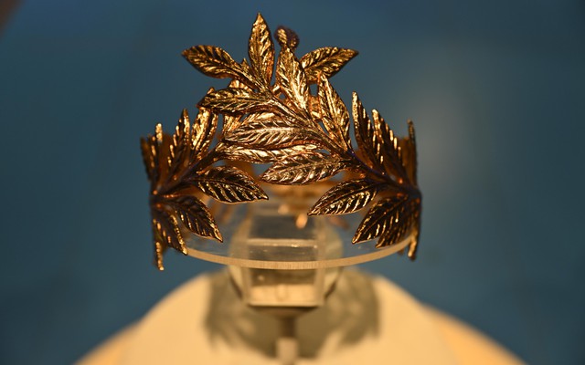 Vòng nguyệt quế mạ vàng của Quán quân Olympia 2025