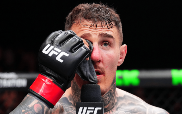 Cao thủ muay Thái chọc mắt nhà vô địch UFC, trọng tài ra quyết định chưa từng có