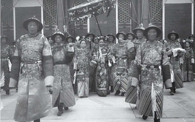 Ảnh hiếm thời Thanh: Nhà quan treo da hổ trấn trạch, đội quân thái giám của Từ Hi có điểm này khác thường