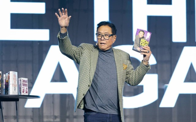 Buổi họp lớp cay đắng khiến tác giả 'Cha giàu, Cha nghèo' than thở: Người nghèo không liều thì mãi không giàu!