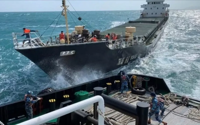 Huế: Tàu hàng chìm ngoài khơi, nguy cơ tràn dầu