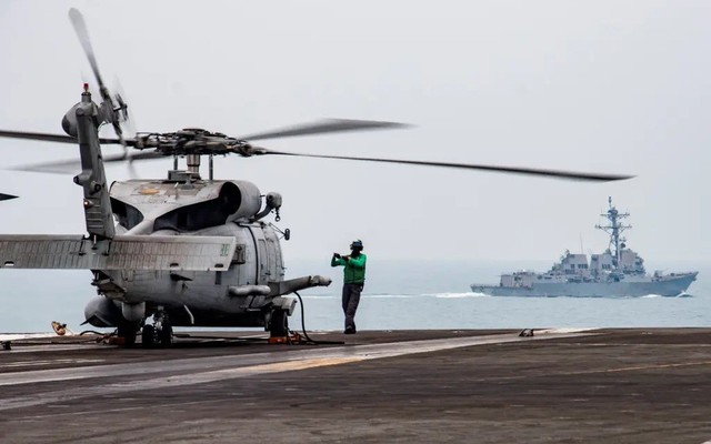 Tiêm kích F/A-18F và trực thăng MH-60R Mỹ rơi xuống biển