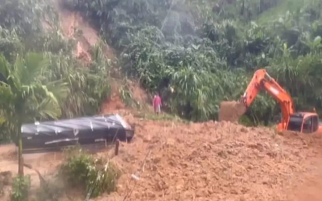 Sạt lở, hàng tấn đất đá đổ ập vùi nửa xe tải, tài xế thoát chết trong gang tấc