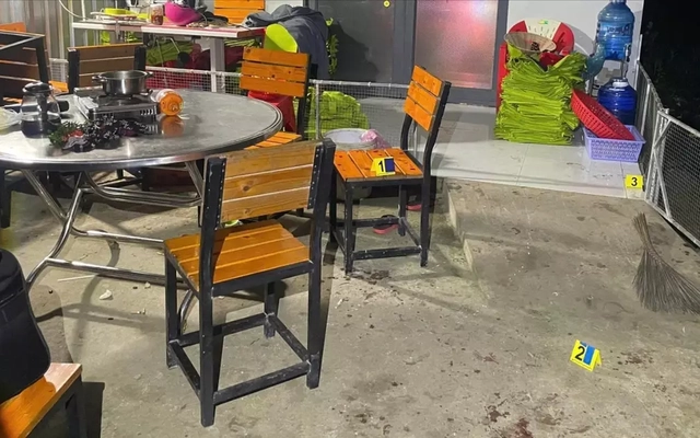 Thấy chồng nhậu cùng phụ nữ khác, vợ mang dao rạch mặt 'đối thủ'