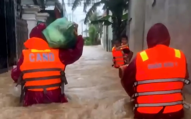 Vượt lũ xiết đưa cháu bé 8 tháng tuổi rơi xuống nước đi cấp cứu