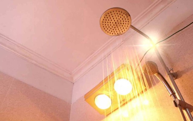 Đèn sưởi trong nhà tắm bốc cháy: Người mẹ tá hỏa ôm con chạy thoát, nhanh trí làm 1 việc ngay lập tức