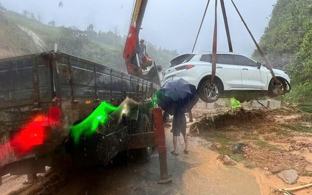 Sạt lở trên cao tốc La Sơn - Tuý Loan, ô tô bị trôi 20 mét