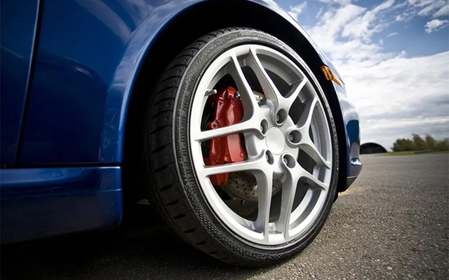 Vì sao mủ cao su màu trắng nhưng lốp xe lại màu đen?