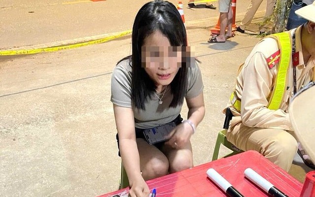 Nữ tài xế vi phạm nồng độ cồn vượt mức kịch khung, hất văng máy đo của cảnh sát
