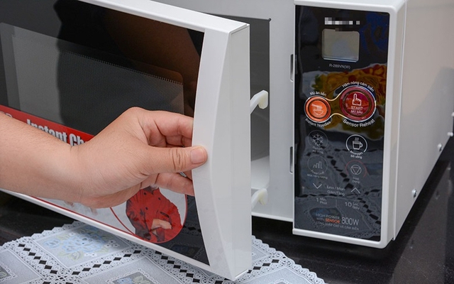 Dùng lò vi sóng xong nên đóng cửa hay để cửa mở? Tưởng đơn giản nhưng vẫn có người làm sai