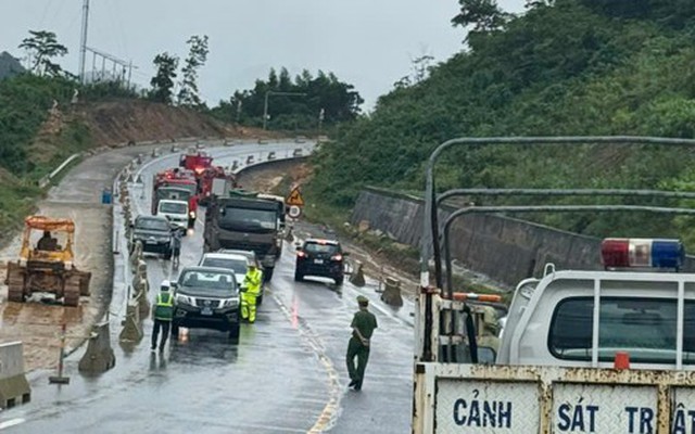 Quả đồi với khoảng 4.000m3 đất đá đổ ập xuống tuyến cao tốc La Sơn- Hòa Liên