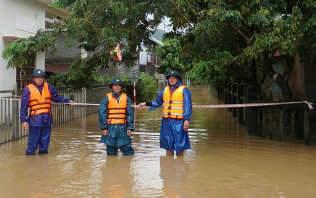 Băng qua dòng nước lũ về nhà, một nữ công nhân ở Đà Nẵng tử vong