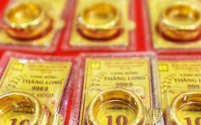 Giá vàng nhẫn giảm gần 3 triệu đồng/lượng, chiều nay, một nhà vàng lớn ở Hà Nội thông báo: Mỗi khách được mua tối đa 50 chỉ, nhận vàng ngay