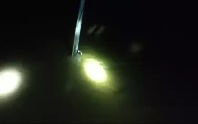 Thót tim cảnh người đàn ông ôm cột điện kêu cứu giữa dòng lũ đêm