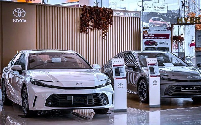 Loạt xe hybrid chạy đua giảm giá dịp cuối năm