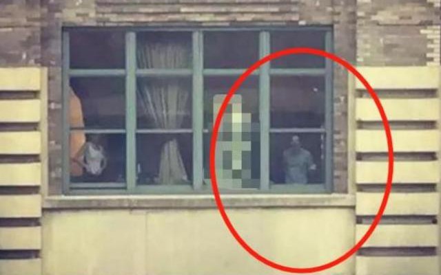 Cậu bé 5 tuổi liên tục nói có người theo dõi ngoài cửa sổ, bà mẹ phát hiện sự thật chấn động: Tôi đã hại con mình!