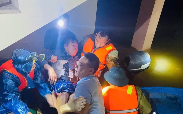 Hai người suýt mất mạng vì đi bắt chim trong đêm khi lũ dâng cao