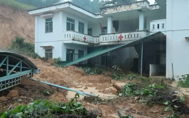 Đất núi đổ ập xuống trạm y tế, nhân viên trực kịp chạy thoát