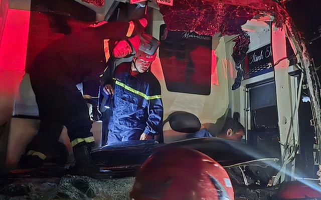 CLIP: 5 người bị tai nạn mắc kẹt trong xe khách giữa đêm trên đường cao tốc