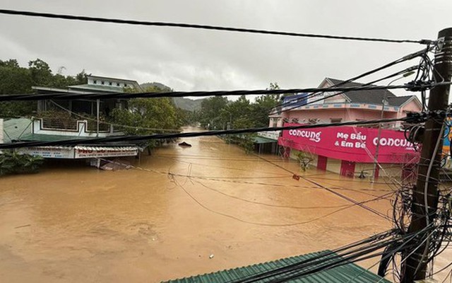 Quảng Ngãi nước lũ ngập đến tầng 1, nhiều nơi xấp xỉ đỉnh lũ lịch sử 1999