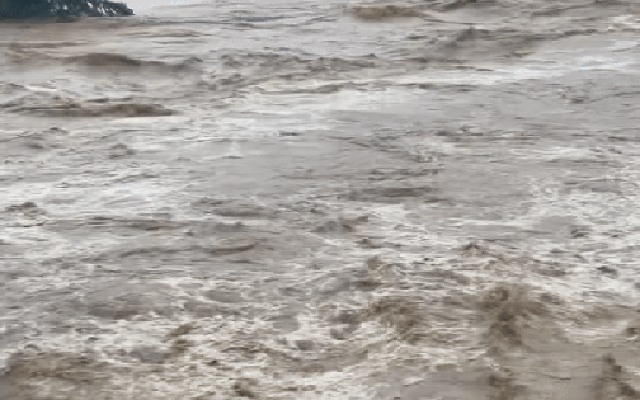 Mưa dồn dập, thủy điện "no nước", lũ trên sông Vu Gia lên mốc lịch sử 1999