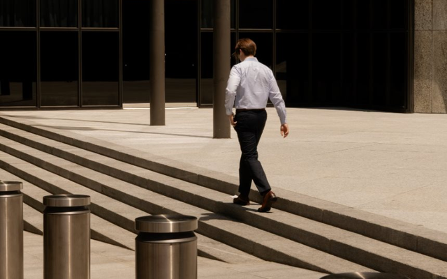 1 tuần, 2 tập đoàn tuyên bố sa thải 28.000 người: Giới nhân viên văn phòng Mỹ hoang mang, lặng người đọc email ‘hãy ở nhà hôm nay’ vào lúc 5h30 sáng