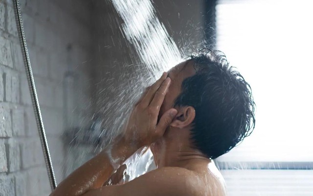Kiểu tắm khiến nam thanh niên méo miệng, liệt mặt: Bác sĩ cảnh báo