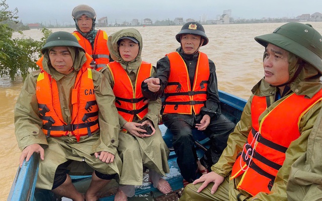 Tìm kiếm 3 người bị lũ cuốn mất tích ở Huế