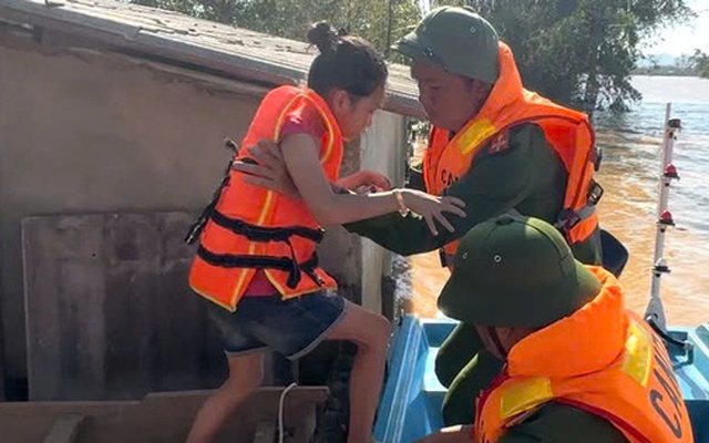 Hình ảnh ứng cứu mẹ con sản phụ cùng một cháu bé 11 tuổi bị nước lũ cô lập