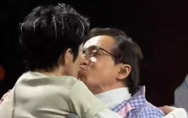 Thành Long có nụ hôn gây sốc với Vương Lực Hoành