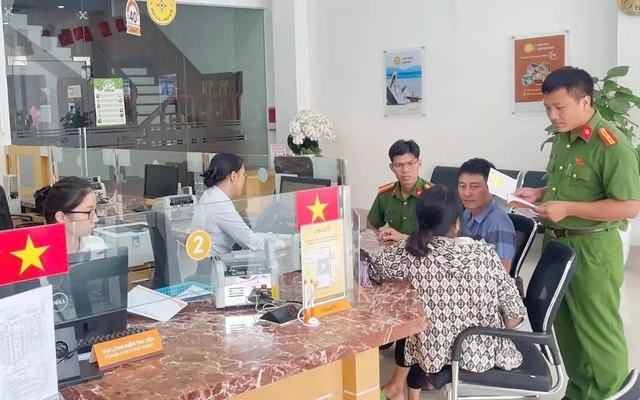 Kết bạn với tỷ phú trên mạng, người phụ nữ bị lừa 900 triệu đồng