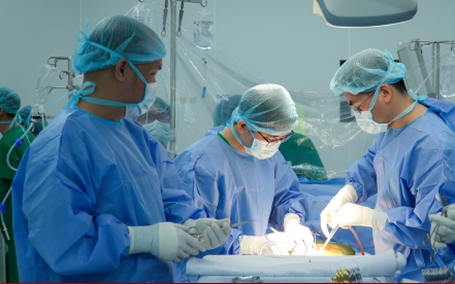 Anh ruột hiến gan cứu em trai 'từ cõi chết'