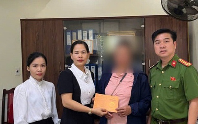 Nghe tin người yêu làm nghề "phi công" bị bắt ở sân bay, người phụ nữ tức tốc đi chuyển tiền