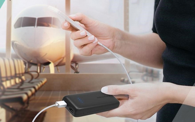 Từ tháng 10, du khách không được mang pin sạc dự phòng lên máy bay của 13 hãng này: Có hãng chỉ hạn chế