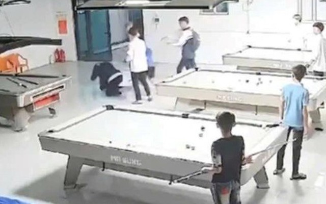 VIDEO: Nam sinh bị nhóm bạn dùng gậy bida đánh tới tấp phải nhập viện cấp cứu